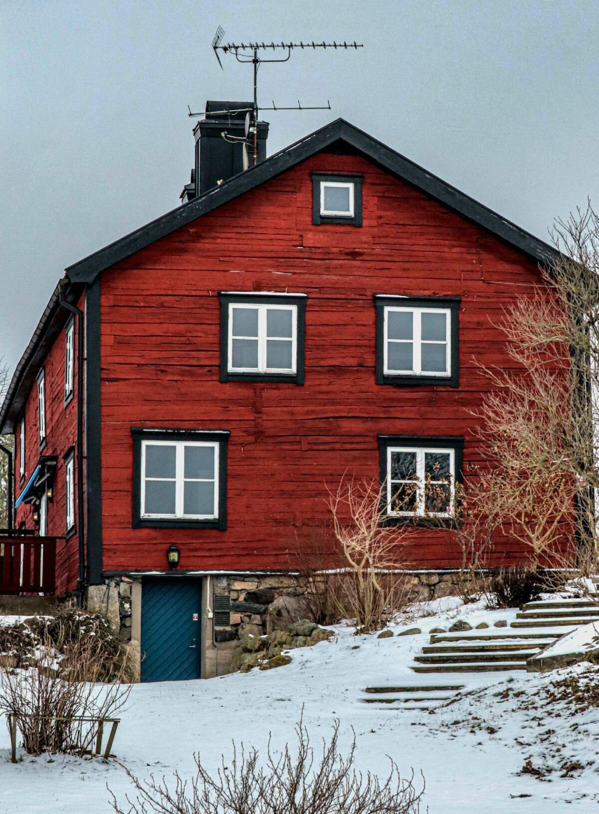 Comfort Without the Surprise Bills: Off-Grid Warmth, Hidden Home Costs and the Details Luxury Gets Right